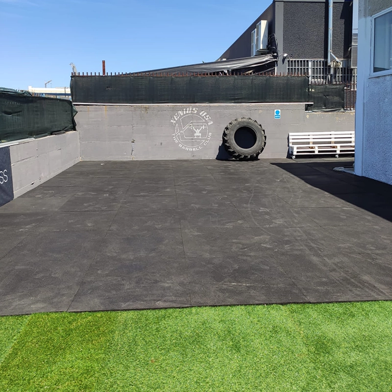 Superficie BeFit installata in spazio outdoor multifunzionale